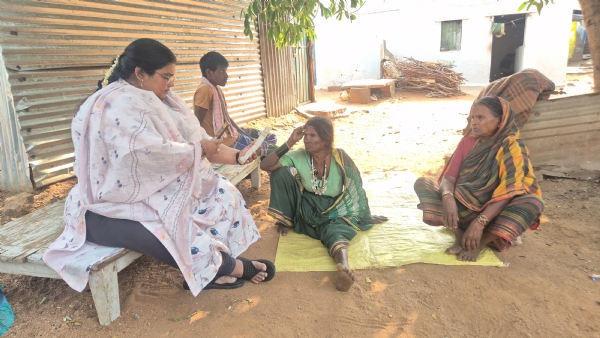 ಹ್ಯಾಟಿ ಮುಂಡರಗಿಯ ದುರ್ಗಮ್ಮಳನ್ನು ಭೇಟಿ ಮಾಡಿದ ಮಹಿಳಾ ಕಾಂಗ್ರೆಸ್