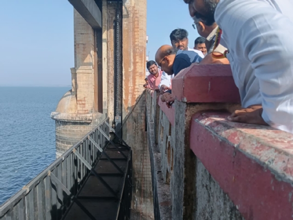 ತುಂಗಭದ್ರಾ ಜಲಾಶಯದ ಕ್ರಸ್ಟ್ ಗೇಟ್ಗಳ ಅಳವಡಿಕೆ ಕಾಮಗಾರಿ ಪರಿಶೀಲಿಸಿದ ಜಿಲ್ಲಾಧಿಕಾರಿ