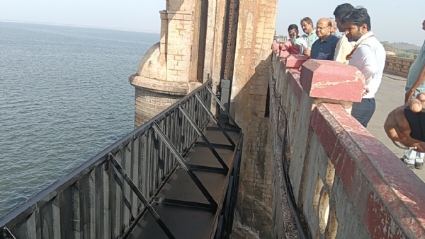 ತುಂಗಭದ್ರಾ ಜಲಾಶಯದ ಕ್ರಸ್ಟ್ ಗೇಟ್ಗಳ ಅಳವಡಿಕೆ ಕಾಮಗಾರಿ ಪರಿಶೀಲಿಸಿದ ಜಿಲ್ಲಾಧಿಕಾರಿ