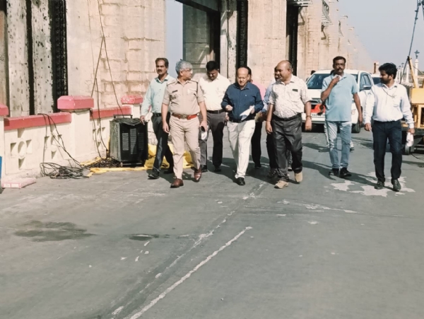 ತುಂಗಭದ್ರಾ ಜಲಾಶಯದ ಕ್ರಸ್ಟ್ ಗೇಟ್ಗಳ ಅಳವಡಿಕೆ ಕಾಮಗಾರಿ ಪರಿಶೀಲಿಸಿದ ಜಿಲ್ಲಾಧಿಕಾರಿ