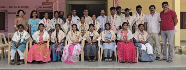 ಶೇಕಡ ೧೦೦ರಷ್ಟು ಫಲಿತಾಂಶ ಬಂದಿರುವ ಕೋಲಾರ ತಾಲ್ಲೂಕು ವೇಮಗಲ್ ಸರ್ಕಾರಿ ಪದವಿ ಪೂರ್ವ ಕಾಲೇಜಿನ ವಿದ್ಯಾರ್ಥಿಗಳನ್ನು ಸನ್ಮಾನಿಸಲಾಯಿತು.