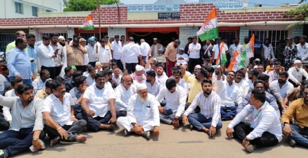 ಮುಖ್ಯಮಂತ್ರಿಗಳ ರಾಜಕೀಯ ಕಾರ್ಯದರ್ಶಿ ನಸೀರ್ ಅಹಮದ್ ರಾಜೀನಾಮೆ ನೀಡಬಾರದೆಂದು ಒತ್ತಾಯಿಸಿ ಕೋಲಾರದಲ್ಲಿ ಕಾಂಗ್ರೆಸ್ ಕಾರ್ಯಕರ್ತರು ಪ್ರತಿಭಟನೆ ನಡೆಸಿದರು.