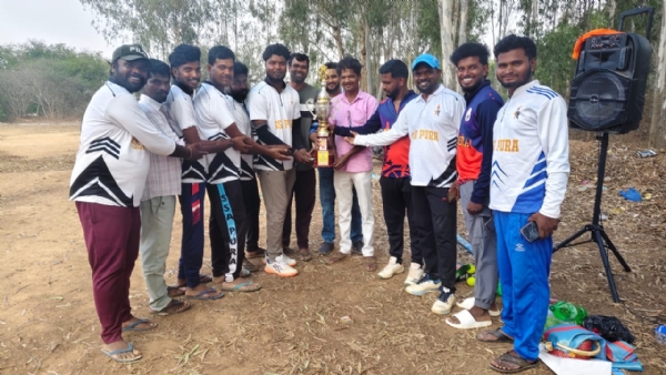 ಮಾಲೂರಿನಲ್ಲಿ ಭಾನುವಾರ ನಡೆದ ಕ್ರಿಕೆಟ್ ಟರ್ನಿಯಲ್ಲಿ ಭೀಮಾ ಬುಲ್ಸ್ ತಂಡ ಟ್ರೋಫಿ ಪಡೆಯಿತು.