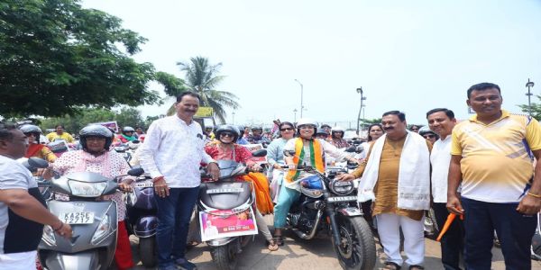 ಮಹಿಳಾ ದ್ವಿಚಕ್ರ ವಾಹನ ರ್ಯಾಲಿಗೆ ಶಾಸಕ ಟೆಂಗಿನಕಾಯಿ ಚಾಲನೆ