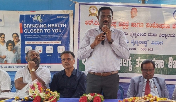 ಕೋಲಾರದ ಗಾಂಧಿನಗರದಲ್ಲಿ ಡಾ.ಬಿ.ಆರ್.ಅಂಬೇಡ್ಕರ್ ಅವರ ೧೩೫ನೇ ಜಯಂತಿ ಅಂಗವಾಗಿ ನಡೆದ ಆರೋಗ್ಯ ತಪಾಸಣಾ ಶಿಬಿರದಲ್ಲಿ  ಪೊಲೀಸ್ ಡಿಐಜಿಪಿ ಡಿ.ದೇವರಾಜ್ ಮಾತನಾಡಿದರು.