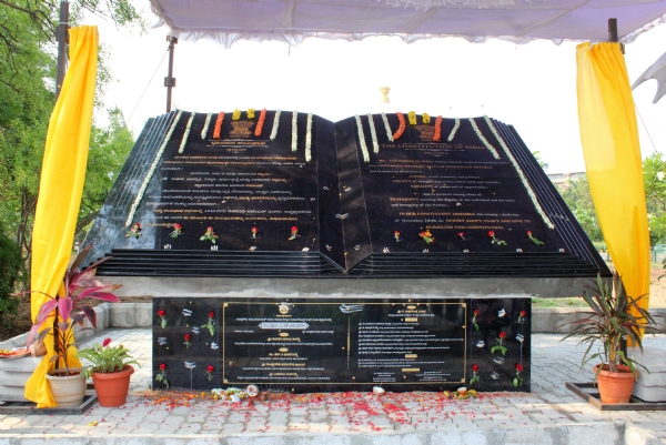 ಜಿಲ್ಲಾಡಳಿತ ಭವನದ  ಅಂಗಳದಲ್ಲಿ ಭಾರತ ಸಂವಿಧಾನದ ಪ್ರಸ್ತಾವನೆ ಅನಾವರಣ