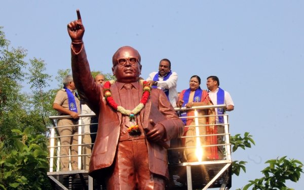 ಡಾ.ಬಿ ಆರ್ ಅಂಬೇಡ್ಕರ ಜಯಂತಿ : ಜಿಲ್ಲಾಧಿಕಾರಿಗಳಿಂದ ಪುಷ್ಪನಮನ ಡಾ.ಬಿ ಆರ್ ಅಂಬೇಡ್ಕರ ಜಯಂತಿ : ಜಿಲ್ಲಾಧಿಕಾರಿಗಳಿಂದ ಪುಷ್ಪನಮನ