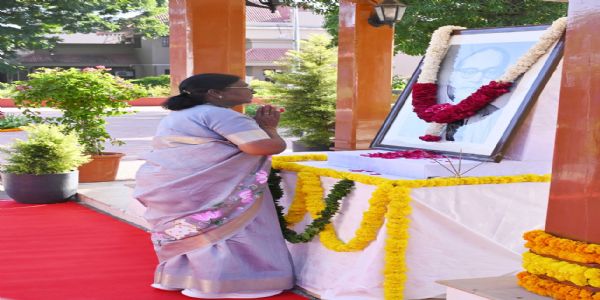 ಗಾಂಧಿನಗರದಲ್ಲಿ ಅಂಬೇಡ್ಕರ್ ಜಯಂತಿ ; ರಾಷ್ಟ್ರಪತಿ ಮುರ್ಮು ಪುಷ್ಪನಮನ