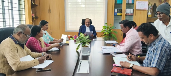 ಕೋಲಾರ ಜಿಲ್ಲಾಧಿಕಾರಿ ಡಾ.ಎಂ.ಆರ್. ರವಿ ಜನಗಣತಿಯ ಬಗ್ಗೆ ಅಧಿಕಾರಿಗಳ ಸಭೆ ನಡೆಸಿದರು. ಕೋಲಾರ ಜಿಲ್ಲಾಧಿಕಾರಿ ಡಾ.ಎಂ.ಆರ್. ರವಿ ಜನಗಣತಿಯ ಬಗ್ಗೆ ಅಧಿಕಾರಿಗಳ ಸಭೆ ನಡೆಸಿದರು.