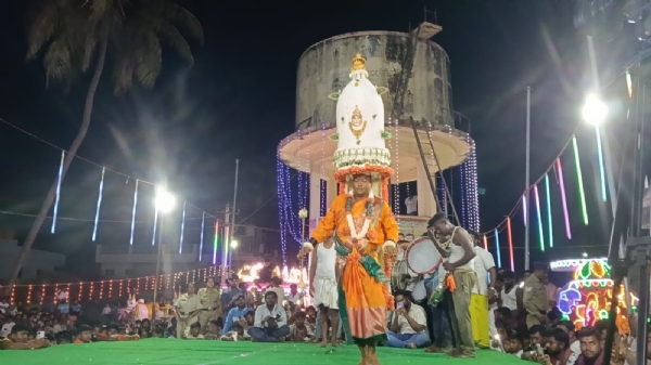 ಕೋಲಾರ ತಾಲ್ಲೂಕಿನ ನರಸಾಪುರದಲ್ಲಿ ಕರಗ ಮಹೋತ್ಸವ ಸಂಭ್ರಮದಿAದ ನಡೆಯಿತು. ಕೋಲಾರ ತಾಲ್ಲೂಕಿನ ನರಸಾಪುರದಲ್ಲಿ ಕರಗ ಮಹೋತ್ಸವ ಸಂಭ್ರಮದಿAದ ನಡೆಯಿತು.