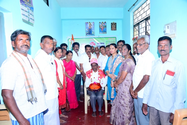 ಕರ್ನಾಟಕ ಕಾರ್ಯನಿರತ ಪತ್ರಕರ್ತರ ಸಂಘ ದಿಂದ ಪ್ರಶಸ್ತಿ ಪಡೆದಿರುವ ಮುಳಬಾಗಿಲು ವಿಜಯವಾಣಿ ವರದಿಗಾರ ಎ. ಅಪ್ಪಾಜಿಗೌಡರನ್ನು ಬಿಕೆಎಸ್ ಪದಾಧಿಕಾರಿಗಳು ಸನ್ಮಾನಿಸಿದರು.