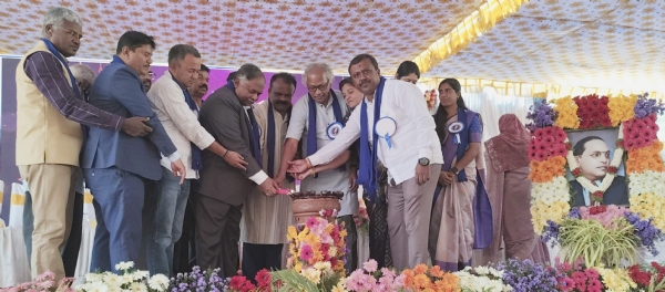 ಬೆಂಗಳೂರು ಉತ್ತರ ವಿವಿ ಕುಲಪತಿ ಪ್ರೊ.ಬಿ.ಕೆ.ರವಿ ಗುರುವಾರ ಬೆಂಗಳೂರು ಉತ್ತರ ವಿಶ್ವವಿದ್ಯಾಲಯದ ಸುವರ್ಣಗಂಗೆ ಆವರಣದಲ್ಲಿ ನಡೆದ ಡಾ. ಬಿ.ಆರ್. ಅಂಬೇಡ್ಕರ್ಅವರ ೧೩೫ನೇ ಜಯಂತಿ ಕಾರ್ಯಕ್ರಮಕ್ಕೆ ಚಾಲನೆ ನೀಡಿದರು. ಬೆಂಗಳೂರು ಉತ್ತರ ವಿವಿ ಕುಲಪತಿ ಪ್ರೊ.ಬಿ.ಕೆ.ರವಿ ಗುರುವಾರ ಬೆಂಗಳೂರು ಉತ್ತರ ವಿಶ್ವವಿದ್ಯಾಲಯದ ಸುವರ್ಣಗಂಗೆ ಆವರಣದಲ್ಲಿ ನಡೆದ ಡಾ. ಬಿ.ಆರ್. ಅಂಬೇಡ್ಕರ್ಅವರ ೧೩೫ನೇ ಜಯಂತಿ ಕಾರ್ಯಕ್ರಮಕ್ಕೆ ಚಾಲನೆ ನೀಡಿದರು.