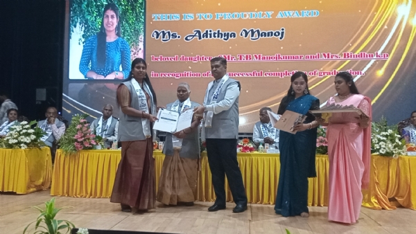 ಕೋಲಾರ ಹೊರವಲಯದ ಟಮಕದಲ್ಲಿರುವ ಶ್ರೀ ದೇವರಾಜ ಅರಸು ಸ್ಕೋಲ್ ಅಂಡ್ ಕಾಲೇಜ್ ಆಫ್ ನರ್ಸಿಂಗ್ ವತಿಯಿಂದ ನಡೆದ ಘಟಿಕೋತ್ಸವ ಸಮಾರಂಭದಲ್ಲಿ ರಾಜೀವ್ಗಾಂಧಿ ಆರೋಗ್ಯ ವಿಜ್ಞಾನಗಳ ವಿಶ್ವವಿದ್ಯಾಲಯದ ರಿಜಿಸ್ಟರರ್ ಡಾ.ಎಸ್.ರಿಯಾಜ್ ಭಾಷ ವಿದ್ಯಾರ್ಥಿಗಳಿಗೆ ಪದವಿ ಪ್ರದಾನ ಮಾಡಿದರು.