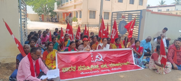 ಮೀಸಲಾತಿ ಹೆಚ್ಚಿಸಲು ಒತ್ತಾಯಿಸಿ ಸಿ.ಐಟಿಯು ಸಂಘಟನೆಯ ವತಿಯಿಂದ ಲೋಕಸಭಾ ಸದಸ್ಯರ  ಕಚೇರಿಯ ಮುಂದೆ ಪ್ರತಿಭಟನೆ ನಡೆಸಿದರು.