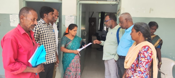 ದೆಹಲಿಯ ನೋಯ್ಡ ಕಾರ್ಮಿಕರ ಹೋರಾಟಕ್ಕೆ ಬೆಂಬಲ ವ್ಯಕ್ತಪಡಿಸಿ ಕೋಲಾರದ ಜಿಲ್ಲಾಧಿಕಾರಿಗಳ ಕಛೇರಿಯ ಮುಂದೆ ಸಿ.ಐ.ಟಿ.ಯು ಕಾರ್ಯಕರ್ತರು ಪ್ರತಿಭಟನೆ ನಡೆಸಿದರು.