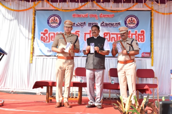 ಕೆಜಿಎಫ್ನ ಪೊಲೀಸ್ ಧ್ವಜ ದಿನಾಚರಣೆಯಲ್ಲಿ ನಿವೃತ್ತ ಎಎಸ್ಐ ಮಂಜುನಾಥ, ಎಸ್ಪಿ ಶಿವಾಂಶು ರಜಪೂತ್ ಪೋಲಿಸ್ ಧ್ವಜ ಬಿಡುಗಡೆ ಮಾಡಿದರು.