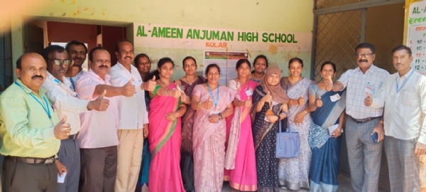 ಕೋಲಾರದ ಅಲಮಿನ್ ಪ್ರೌಢಶಾಲೆ ಕೇಂದ್ರದಲ್ಲಿ ಎಸ್ಸೆಸ್ಸೆಲ್ಸಿ ಪರೀಕ್ಷೆಯ ಕೊನೆಯ ದಿನ ಕೇಂದ್ರದ ಎಲ್ಲಾ ಶಿಕ್ಷಕರು ನಿರಾಳವಾದರು.
