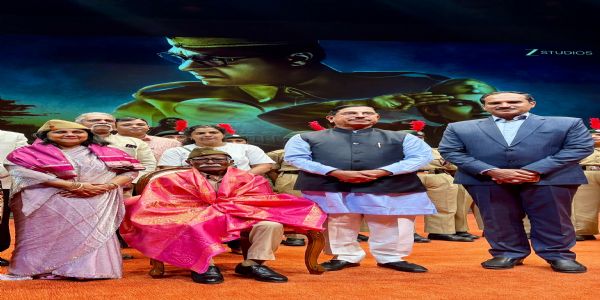 ನೇತಾಜಿ ಗೌರವಾರ್ಥ ಆಜಾದ್ ಭಾರತ್ ಚಿತ್ರ ಪ್ರದರ್ಶನ ; ಚಿತ್ರತಂಡ ಸನ್ಮಾನಿಸಿದ ಸಚಿವ ಪ್ರಲ್ಹಾದ ಜೋಶಿ