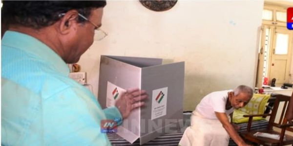 ಬಾಗಲಕೋಟೆ ಉಪಸಮರ : ಮನೆ ಬಾಗಿಲಿಗೇ ಮತದಾನ – ಹಿರಿಯರು, ವಿಕಲಚೇತನರಿಂದ ಹಕ್ಕು ಚಲಾವಣೆ