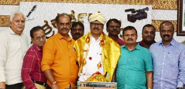 ಅಂಬೇಡ್ಕರ್ ಪ್ರಶಸ್ತಿ ಪುರಸ್ಕೃತ ಸಿ.ಎಂ.ಮುನಿಯಪ್ಪನವರನ್ನು ಕೋಲಾರದಲ್ಲಿ ಪತ್ರಕರ್ತರ ಸಂಘದಿAದ ಸನ್ಮಾನಿಸಲಾಯಿತು.