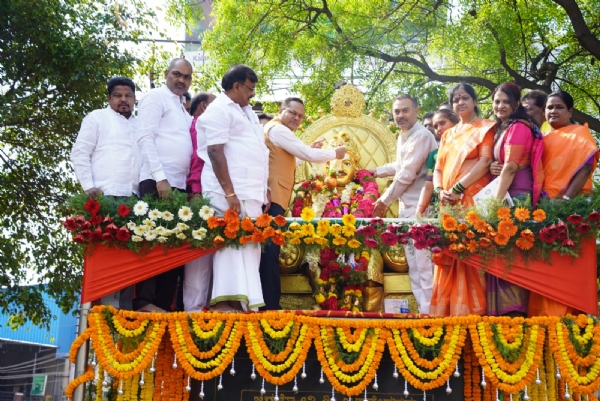 ಬಳ್ಳಾರಿ: ಬಸವ ಜಯಂತಿ - ಜಿಲ್ಲಾಡಳಿತದಿಂದ ಪುಷ್ಪನಮನ