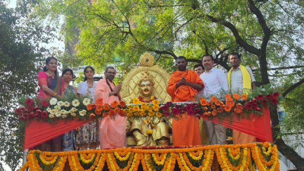 ಬಳ್ಳಾರಿ: ಬಸವ ಜಯಂತಿ - ಜಿಲ್ಲಾಡಳಿತದಿಂದ ಪುಷ್ಪನಮನ