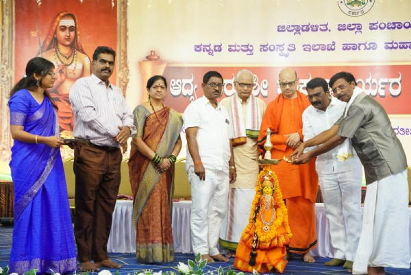 ಹಿಂದೂ ಧರ್ಮವನ್ನು ಪುನರುಜ್ಜೀವನಗೊಳಿಸಿದ್ದು  ಆದಿ ಶಂಕರಾಚಾರ್ಯರು