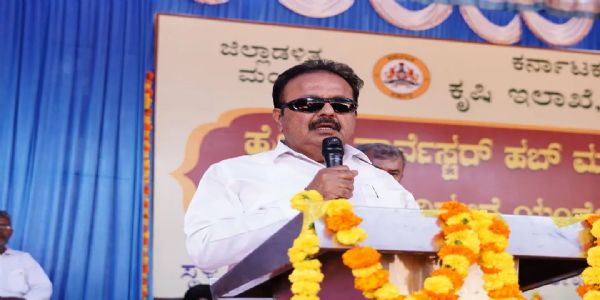 ಮಂಡ್ಯದಲ್ಲಿ ಹೈಟೆಕ್ ಹಾರ್ವೆಸ್ಟರ್ ಹಬ್ ಉದ್ಘಾಟನೆ ; ರೈತರಿಗೆ ಯಂತ್ರೋಪಕರಣ ವಿತರಣೆ