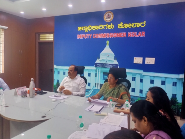 ಜನಗಣತಿಯ ಬಗ್ಗೆ ಕೋಲಾರ ಜಿಲ್ಲಾಧಿಕಾರಿ ಡಾ.ಎಂ.ಆರ್. ರವಿ ಸಭೆ ನಡೆಸಿದರು.