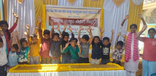 ಕೋಲಾರದ ಅಮ್ಮೇರಹಳ್ಳಿಯಲ್ಲಿ ಈನೆಲ ಈಜಲ ಸಾಂಸ್ಕೃತಿಕ ಸಂಘಟನೆಯ ಆಶ್ರಯದಲ್ಲಿ ನಡೆಯುತ್ತಿರುವ ಬೇಸಿಗೆ ಶಿಬಿರದಲ್ಲಿ ಮಕ್ಕಳು ಸಂಭ್ರಮಿಸಿದರು.