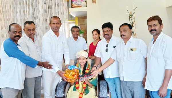 ಕೋಲಾರದ ಚಿನ್ಮಯ ವಿದ್ಯಾಲಯದ ಕೆ.ಎನ್.ಲಕ್ಷಿö್ಮ ರವರನ್ನು ಸಮಾಜಸೇವಕ ಸಿಎಂಆರ್.ಶ್ರೀನಾಥ್ ಅಭಿನಂದಿಸಿದರು.