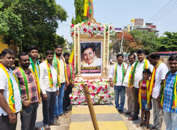 ಜಯ ಕರ್ನಾಟಕ ಸಂಘಟನೆಯಿ0ದ ಕೋಲಾರದಲ್ಲಿ ವರನಟ ಡಾ.ರಾಜಕುಮಾರ್ ಜಯಂತಿ ಆಚರಿಸಲಾಯಿತು.