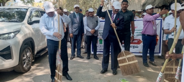 ಕೋಲಾರ ಜಿಲ್ಲೆ ಗೌನಪಲ್ಲಿ ಗ್ರಾಮ ಪಂಚಾಯಿತಿಯಲ್ಲಿ ಹಮ್ಮಿಕೊಂಡಿದ್ದ ಸ್ವಚ್ಚತಾ ಆಂದೋಲನಕ್ಕೆ ಉಪ ಲೋಕಾಯುಕ್ತ ಡಿ ವೀರಪ್ಪ ಚಾಲನೆ ನೀಡಿದರು.