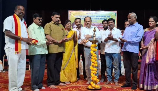 ಕೋಲಾರದಲ್ಲಿ ವಾರ್ತಾ ಮತ್ತು ಸಾರ್ವಜನಿಕ ಇಲಾಖೆಯ ಆಶ್ರಯದಲ್ಲಿ ನಡೆದ ವರನಟ ಡಾ.ರಾಜ್ಕುಮಾರ್ ಜಯಂತಿಯನ್ನು ಜಿಲ್ಲಾಧಿಕಾರಿ ಡಾ.ಎಂ.ಆರ್ ರವಿ ಉದ್ಘಾಟಿಸಿದರು.