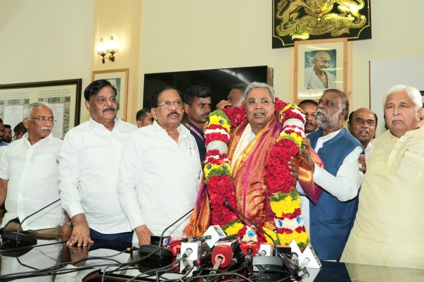 ಸಚಿವರುಗಳಿಂದ ಮುಖ್ಯಮಂತ್ರಿಗೆ ಅಭಿನಂದನೆ