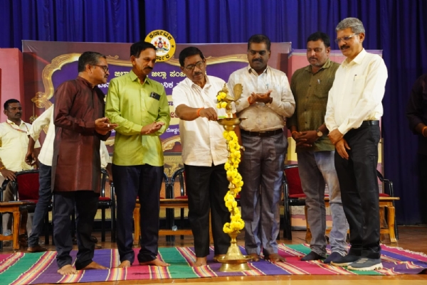 ಡಾ.ರಾಜ್ಕುಮಾರ್ ಸಂತನಂತೆ ಬದುಕಿದ ಮಹಾನ್ ಚೇತನ