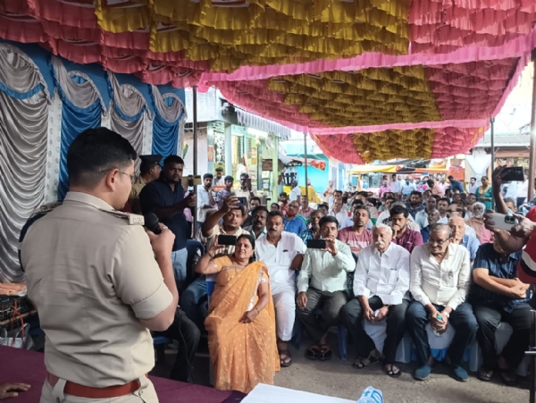 ಕೆಜಿಎಫ್ ನಗರದ ರಾಬರ್ಟ್ಸನ್ ಪೇಟೆ ಮಾರುಕಟ್ಟೆಯಲ್ಲಿ ಎಸ್.ಪಿ. ಶಿವಾಂಶು ರಜಪೂತ್  ಸಾರ್ವಜನಿಕರ ಕುಂದು ಕೊರತೆಗಳ ಸಭೆ ನಡೆಸಿದರು.