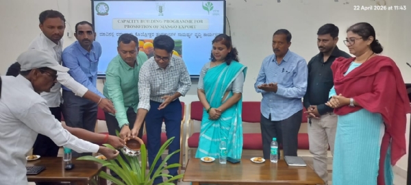 ಕೋಲಾರದ ಕೃಷಿ ವಿಜ್ಞಾನ ಕೇಂದ್ರದಲ್ಲಿ ನಡೆದ ಮಾವು ರಫ್ತು ತರಬೇತಿ ಕಾರ್ಯಕ್ರಮವನ್ನು ತೋಟಗಾರಿಕಾ ಇಲಾಖೆಯ ಜಂಟಿ ನಿರ್ದೇಶಕ ಕುಮಾರಸ್ವಾಮಿ ಉದ್ಘಾಟಿಸಿದರು.