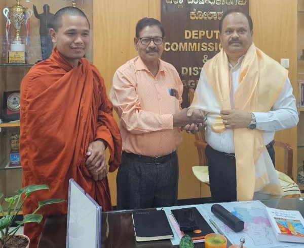 ಕೆಜಿಎಫ್ನ ಬೌದ್ದ ಸಂಘದಲ್ಲಿ ನಡೆಯುವ ಬುದ್ದ ಜಯಂತಿಯ ಕಾರ್ಯಕ್ರಮಕ್ಕೆ ಜಿಲ್ಲಾಧಿಕಾರಿ ಡಾ. ಎಂ.ಆರ್.ರವಿ ಅವರನ್ನುಆಮಂತ್ರಿಸಲಾಯಿತು.