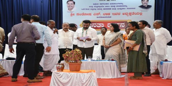 ಜನರ ಅಹವಾಲುಗಳಿಗೆ ಸ್ಪಂದಿಸಿದ ಸಚಿವ ಸಂತೋಷ ಲಾಡ್