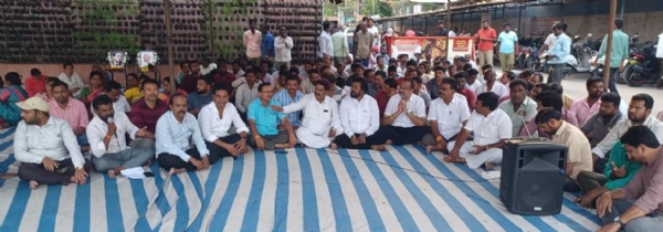 ಜೆಇ ವೀರೇಶ್ ಮೇಲೆ ಕಾಂಗ್ರೆಸ್ಸಿಗರಿಂದ ಹಲ್ಲೆ, ಪ್ರತಿಭಟನೆ ಪ್ರಾರಂಭ ಜೆಇ ವೀರೇಶ್ ಮೇಲೆ ಕಾಂಗ್ರೆಸ್ಸಿಗರಿಂದ ಹಲ್ಲೆ, ಪ್ರತಿಭಟನೆ ಪ್ರಾರಂಭ