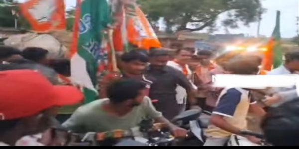 ಐಹೊಳೆ ಸೋಮಣ್ಣ ಪ್ರಚಾರ ಸಭೆ ವೇಳೆ ಕಾಂಗ್ರೆಸ್ ಕಾರ್ಯಕರ್ತರ ಗದ್ದಲ