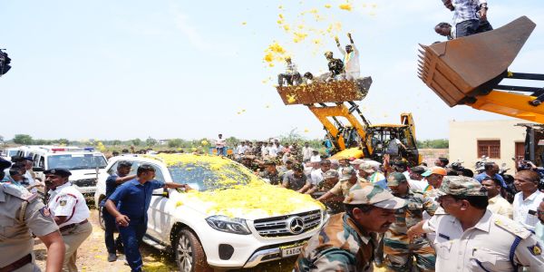 ಬಾಗಲಕೋಟೆಯಲ್ಲಿ ಸಿದ್ದರಾಮಯ್ಯಗೆ ಹೂಮಳೆ ಸ್ವಾಗತ ; ಮೇಟಿ ಪರ ಮತಯಾಚನೆ
