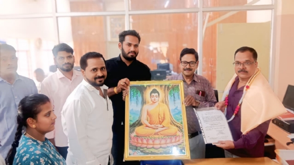 ಕೆಜಿಎಫ್ನ ಬೌದ್ದ ಸಂಘದ ವತಿಯಿಂದ ಜಿಲ್ಲಾ ಪೊಲೀಸ್ ಕಛೇರಿಗೆ ಬುದ್ದ ಜಯಂತಿಯ ಪ್ರಯುಕ್ತ ಭಾವಚಿತ್ರವನ್ನು ಸಹಾಯಕ ಆಡಳಿತಾಧಿಕಾರಿ ಜಿ.ವಿಶ್ವನಾಥ ಅವರಿಗೆ ಡಾ. ಆರ್.ಪ್ರಭುರಾಂ  ನೀಡಿದರು.