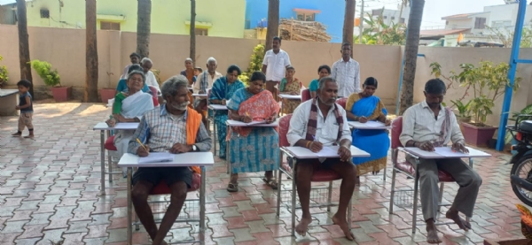 ಸಾಕ್ಷರತಾ ಯೋಜನೆಯ ಮೌಲ್ಯಮಾಪನದಲ್ಲಿ ಕೋಲಾರದಲ್ಲಿ ನವ ಸಾಕ್ಷರರು ಪಾಲ್ಗೊಂಡಿದ್ದರು.