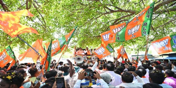 ಐಹೊಳಿ ಗ್ರಾಮದಲ್ಲಿ ಯತ್ನಾಳ್ ರೋಡ್ ಶೋ : ಚರಂತಿಮಠ ಪರ ಭರ್ಜರಿ ಪ್ರಚಾರ