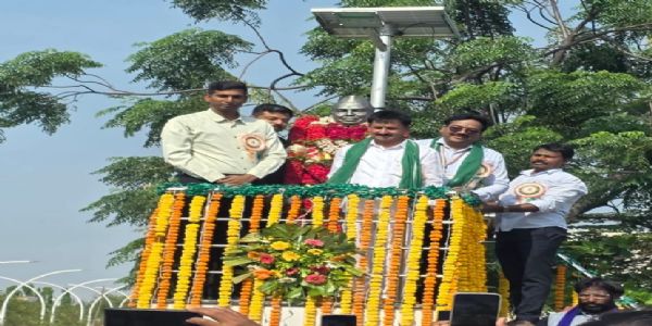 ಡಾ. ಬಾಬು ಜಗಜೀವನ ರಾಮ್ 119ನೇ ಜಯಂತಿ : ವಿಜಯಪುರದಲ್ಲಿ ಪ್ರತಿಮೆಗೆ ಮಾಲಾರ್ಪಣೆ