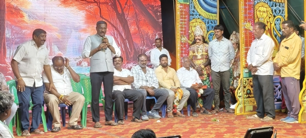 ಕೋಲಾರ ತಾಲ್ಲೂಕಿನ ವಕ್ಕಲೇರಿ ಹೋಬಳಿ ಚಿಕ್ಕನಹಳ್ಳಿ ವೀರಾಂಜನೇಯಸ್ವಾಮಿ ಜಾತ್ರಾ ಮಹೋತ್ಸವದಲ್ಲಿ ನಡೆದ ನಾಟಕೋತ್ಸವದಲ್ಲಿ ಡಿಐಜಿಪಿ ಡಿ. ದೇವರಾಜ್ ಮಾತನಾಡಿದರು.