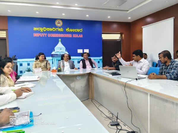 ಕುಪ್ಪಂ ಗ್ರೀನ್ ಫೀಲ್ಡ್ ಹೆದ್ದಾರಿ ಯೋಜನೆಯ ಕುರಿತು ಕೋಲಾರ ಜಿಲ್ಲಾಧಿಕಾರಿ ಡಾ. ಎಂ.ಆರ್.ರವಿ ರಾಷ್ಟಿಯ ಹೆದ್ದಾರಿ ಪ್ರಾಧಿಕಾರದ ಅಧಿಕಾರಿಗಳ ಸಭೆ ನಡೆಸಿದರು.