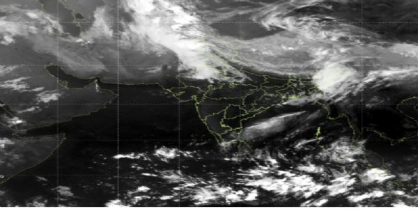 ದೆಹಲಿ-ಎನ್ಸಿಆರ್ನಲ್ಲಿ ಮಳೆ ; ತಾಪಮಾನ ಇಳಿಕೆ ಸಾಧ್ಯತೆ